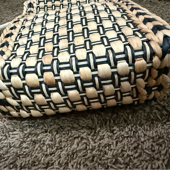 Elegant Woven Tote Bag - Black and Tan - Picture 7 of 9